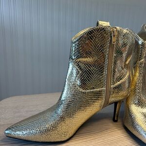 GUESS WOMENS GOLD WESTERN HEELED BOOTS / SIZE: 9 / Festival / Party